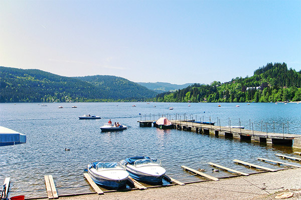 Titisee mit Bootsverleih, Ausflugsfahrten und Schwimmen